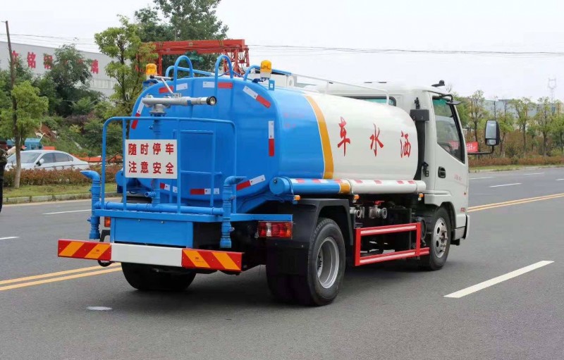 凱馬5噸灑水車(chē)后右面圖