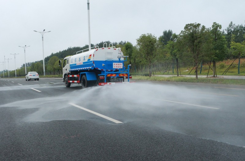 東風(fēng)綠化灑水車后灑