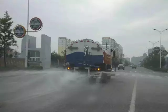 多功能灑水車正在噴灑路面