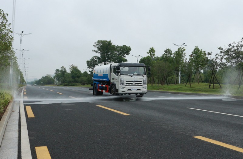 多功能灑水車(chē)