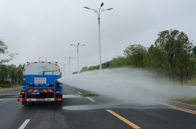 綠化灑水車側(cè)噴